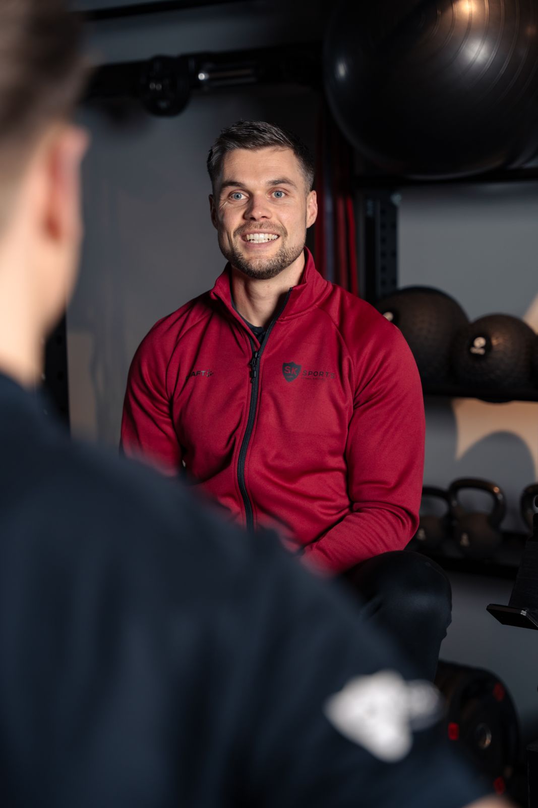 Personal coach begeleidt een training in de boutique